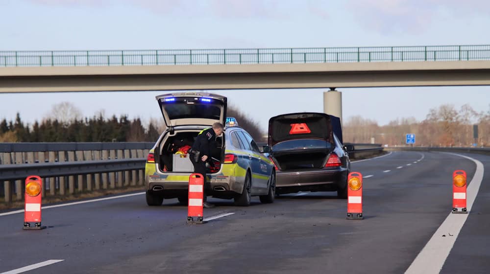 Polizisten stoppten den flüchtigen Autofahrer schließlich auf einer Autobahn im Emsland. (Archivbild) / Foto: Matthias Brüning/dpa