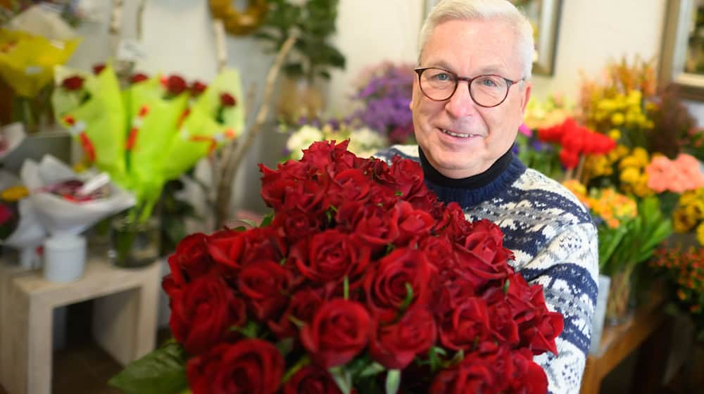 Florist Bernhard Kahlandt schenkt seiner Ehefrau Blumen zum Valentinstag. Sie revanchiere sich eher mit einem schönen Essen, sagt er.  / Foto: Julian Stratenschulte/dpa