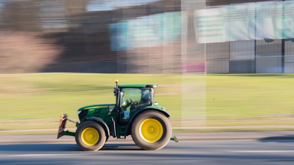 Die Polizei sucht nach dem Unfallwagen und dem Traktor. (Symbolbild) / Foto: Julian Stratenschulte/dpa