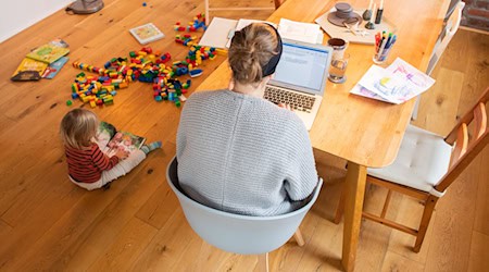 Die Mehrfachbelastung von Frauen kann schlimmstenfalls zum Burn-out führen. (Symbolbild) / Foto: Julian Stratenschulte/dpa