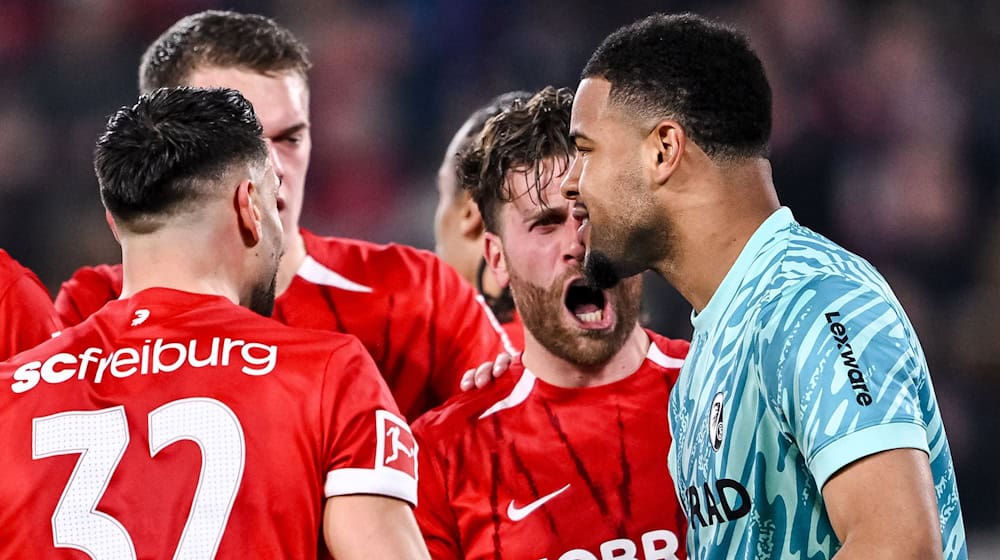 Nach dem gehaltenen Elfmeter nimmt Noah Atubolu die Glückwünsche der Teamkollegen gerne entgegen. / Foto: Harry Langer/dpa