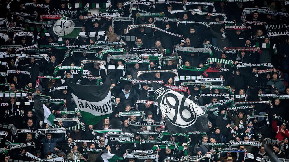 Hannover 96 hat den U20-Nationalspieler Noel Aseko vom FC Bayern München ausgeliehen. / Foto: Swen Pförtner/dpa