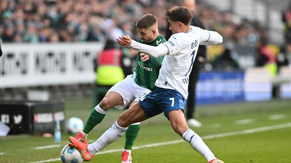 Umkämpftes Spiel: Werders Romano Schmid (l) und Hoffenheims Torschütze Tom Bischof im Duell.   / Foto: Carmen Jaspersen/dpa