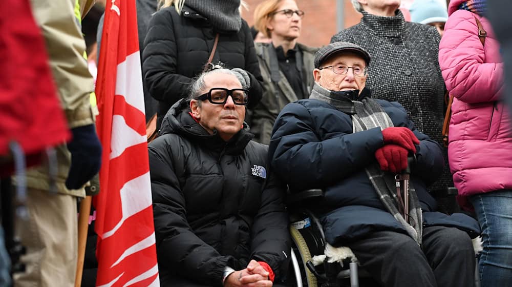 Der Mannheimer Fotograf Luigi Toscano (links) und der Holocaust-Überlebende Albrecht Weinberg wollten bei der Demonstration ein Zeichen gegen rechts setzen. / Foto: Lars Penning/dpa