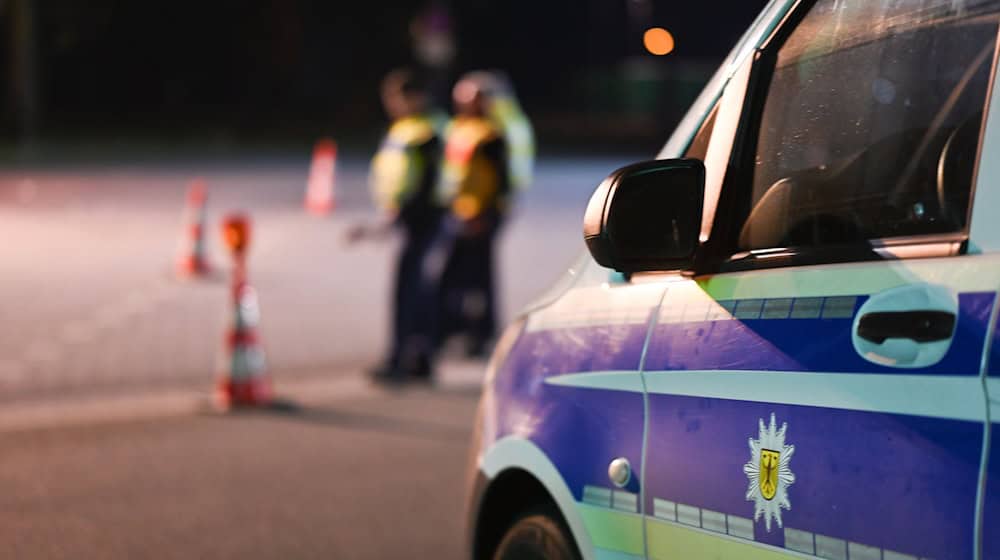 An der deutsch-niederländischen Grenze in Niedersachsen wurde eine feste Kontrollstelle etwa auf der Autobahn 30 bei Bad Bentheim eingerichtet. (Archivbild)  / Foto: Lars Penning/dpa