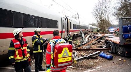 Ein Toter und 25 Verletzte - das ist die Bilanz des schweren Zugunglücks an der Stadtgrenze von Hamburg.  / Foto: Daniel Bockwoldt/dpa