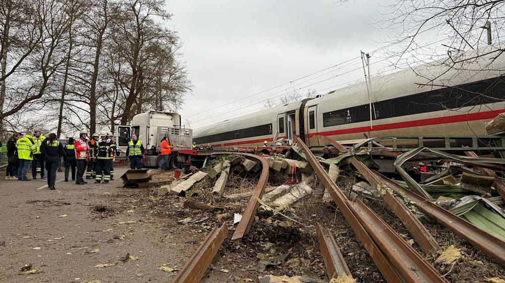 Auf der Bahnstrecke Hamburg-Harburg - Maschen sind am Nachmittag ein ICE der Deutschen Bahn und ein Sattelzug zusammengestoßen / Foto: Daniel Bockwoldt/dpa