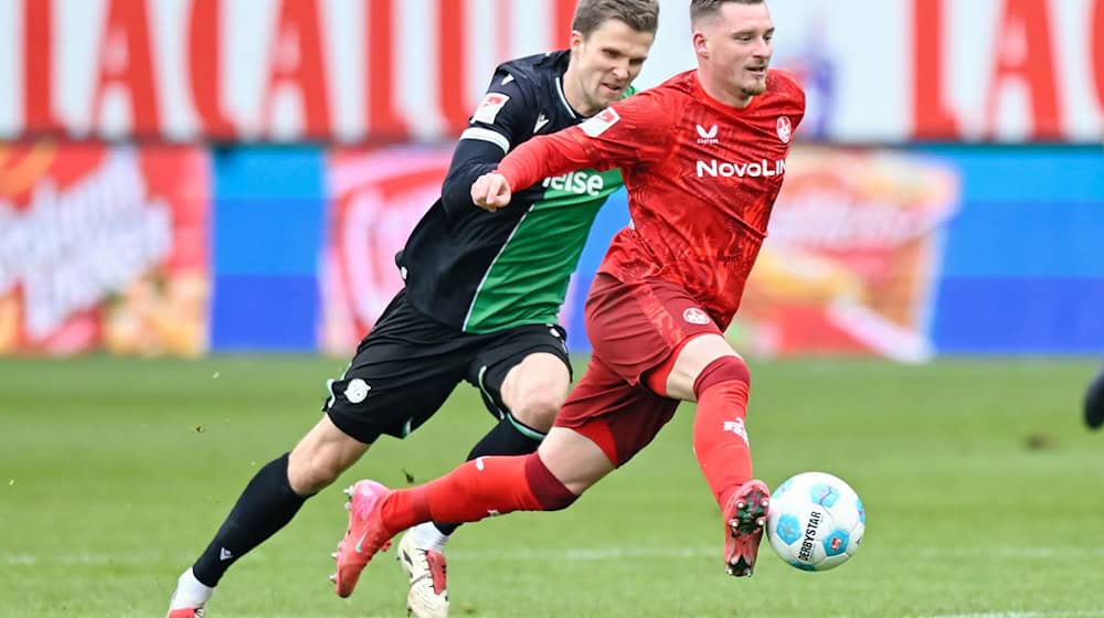 Der 1. FC Kaiserslautern und Hannover 96 lieferten sich ein intensives Zweitliga-Duell. / Foto: Uwe Anspach/dpa