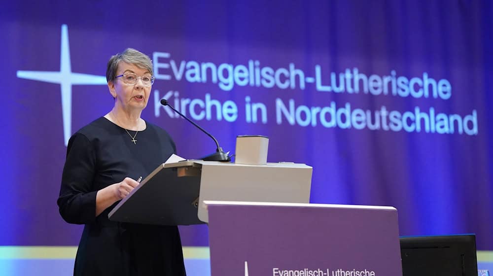 Die Landesbischöfin der Nordkirche, Kristina Kühnbaum-Schmidt, begrüßt die Mitglieder der neu gewählten Synode in Travemünde zu ihrer ersten Tagung. / Foto: Marcus Brandt/dpa