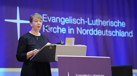 Die Landesbischöfin der Nordkirche, Kristina Kühnbaum-Schmidt, begrüßt die Mitglieder der neu gewählten Synode in Travemünde zu ihrer ersten Tagung. / Foto: Marcus Brandt/dpa