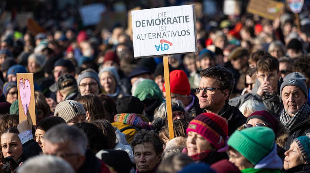 Knapp 2000 Menschen haben in Hannover erneut gegen einen Rechtsruck demonstriert. (Symbolbild) / Foto: Moritz Frankenberg/dpa