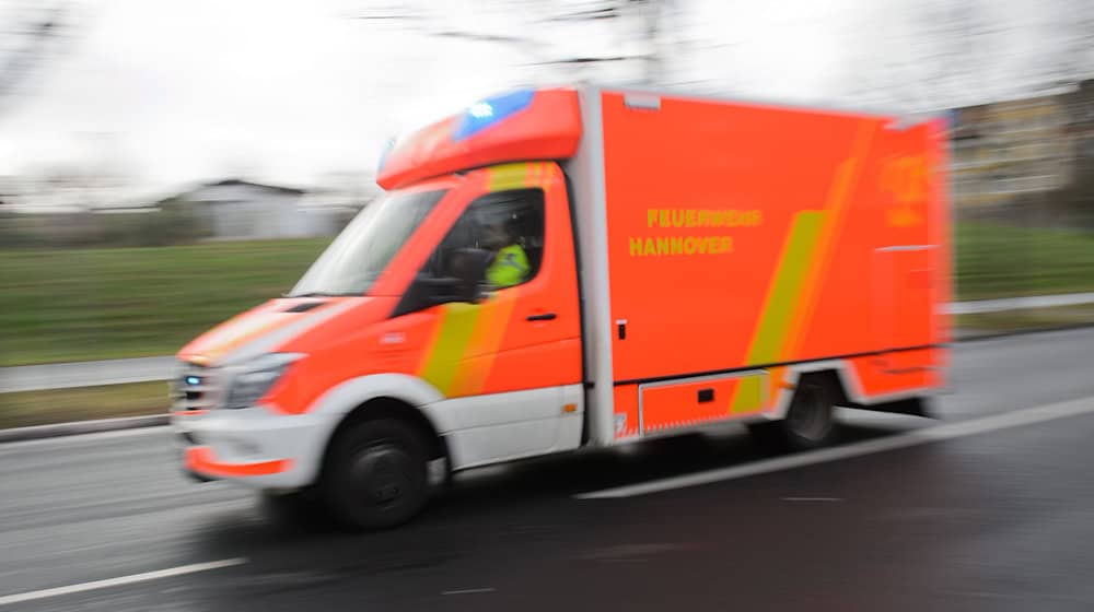 Sechs Rettungswagen fuhren zum Unfallort. (Symbolbild) / Foto: picture alliance / Julian Stratenschulte/dpa