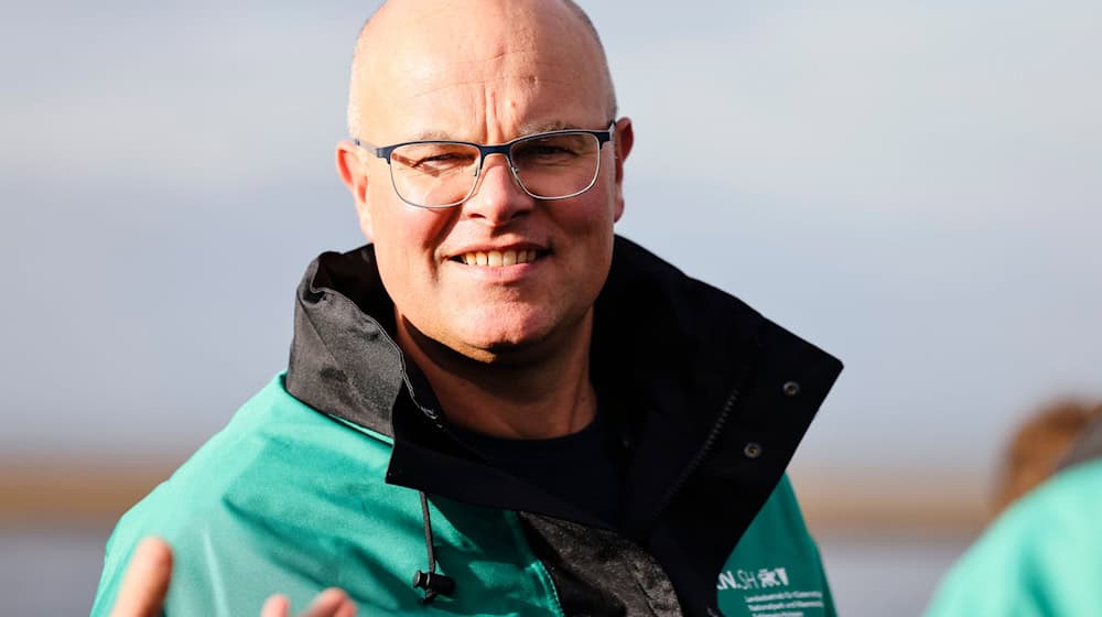 Für den Küstenschutz brauche es einen Schulterschluss zwischen Bund und Küstenländern, sagt Schleswig-Holsteins Umweltminister Tobias Goldschmidt. (Archivbild) / Foto: Frank Molter/dpa