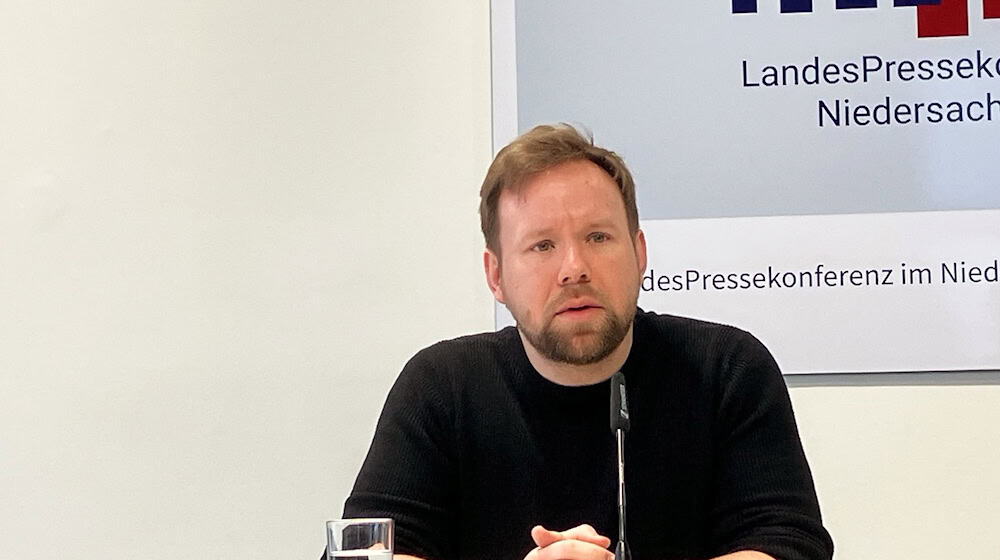 Thorben Peters, niedersächsischer Landeschef der Partei Die Linke, beobachtet eine «Demokratiesehnsucht» bei jungen Menschen. / Foto: Christina Sticht/dpa