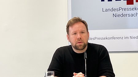 Thorben Peters, niedersächsischer Landeschef der Partei Die Linke, beobachtet eine «Demokratiesehnsucht» bei jungen Menschen. / Foto: Christina Sticht/dpa