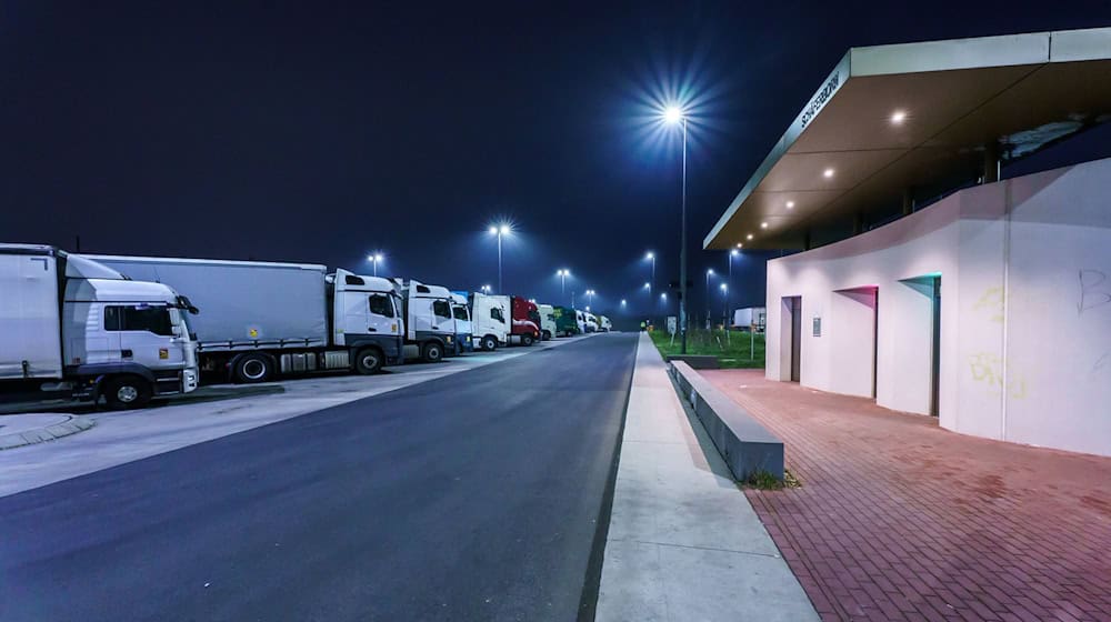 Auf dem Rastplatz Mahndorfer Marsch wird in der Nacht ein schlafender Lkw-Fahrer überfallen und ausgeraubt. (Symbolbild) / Foto: Andreas Arnold/dpa