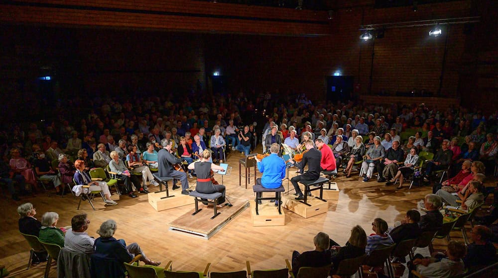 Viele freie Theater und Musikveranstaltung können sich in den kommenden Jahren über Förderungen vom Land freuen. (Symbolbild) / Foto: Philipp Schulze/dpa