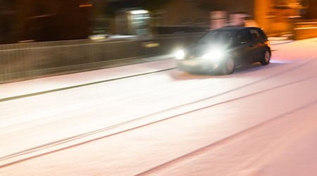 Glatte Straßen führen in Niedersachsen zu mehreren Unfällen. (Symbolfoto) / Foto: Julian Stratenschulte/dpa