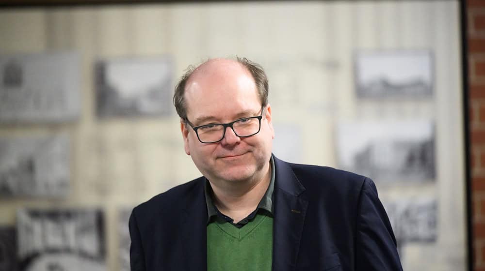 Umweltminister Christian Meyer sieht den günstigen Erhaltungszustand des Wolfes in Niedersachsen bei 44 Rudeln erreicht. (Archivbild) / Foto: Julian Stratenschulte/dpa