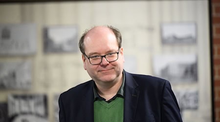 Umweltminister Christian Meyer sieht den günstigen Erhaltungszustand des Wolfes in Niedersachsen bei 44 Rudeln erreicht. (Archivbild) / Foto: Julian Stratenschulte/dpa