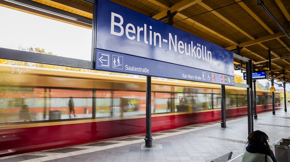 Hier am S-Bahnhof Berlin-Neukölln hatte ein 34-Jähriger bei einer Kontrolle hochexplosiven Sprengstoff zurückgelassen. / Foto: Christoph Soeder/dpa