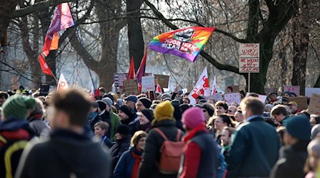 Tausende demonstrieren in Göttingen gegen einen Aufmarsch der sogenannten Querdenker-Szene. / Foto: Stefan Rampfel/dpa