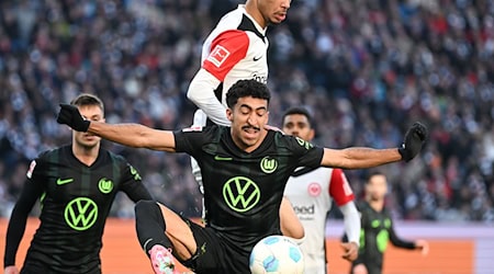 Eintracht Frankfurt mit Hugo Ekitiké und der VfL Wolfsburg mit Tiago Tomás lieferten sich eine umkämpfte erste Hälfte. / Foto: Arne Dedert/dpa