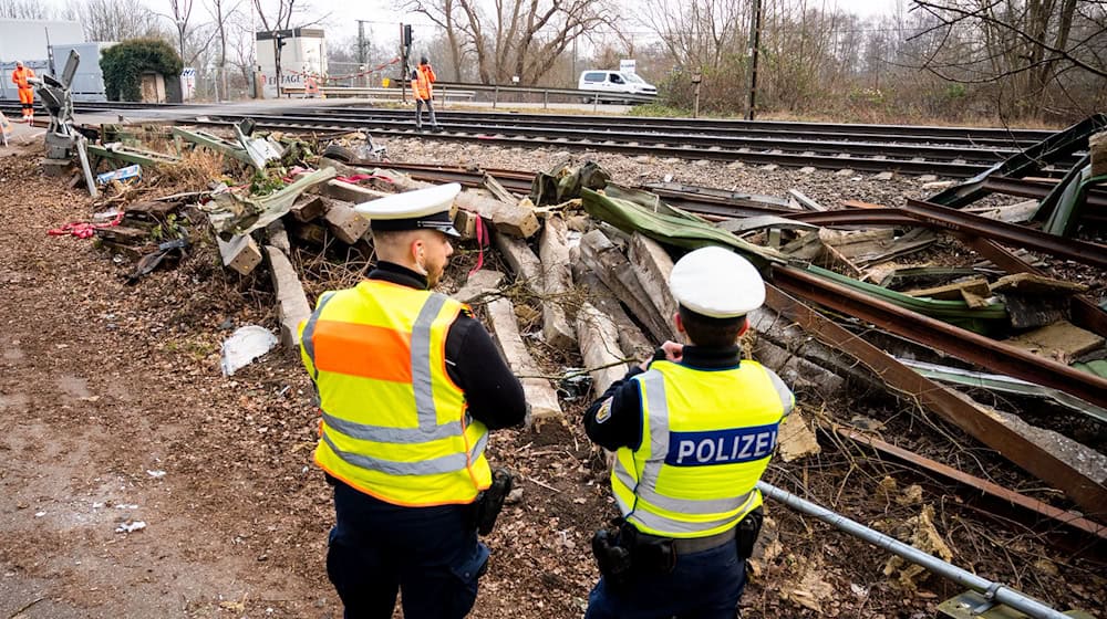 Die Unfallschäden an der Bahnstrecke werden am Wochenende weiter repariert. / Foto: Daniel Bockwoldt/dpa