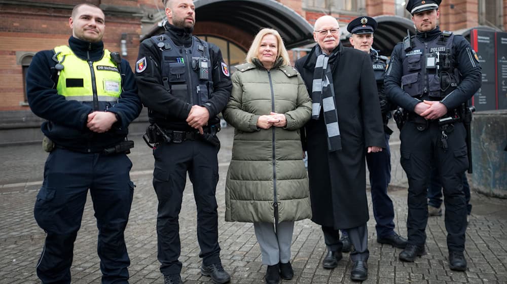 Bundesinnenministerin Nancy Faeser hat die «Quattro-Streifen» aus Bremer Polizei, Bundespolizei, DB Sicherheit und Ordnungsamt am Bremer Hauptbahnhof als Erfolgsmodell bezeichnet.  / Foto: Sina Schuldt/dpa