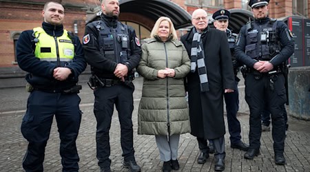 Bundesinnenministerin Nancy Faeser hat die «Quattro-Streifen» aus Bremer Polizei, Bundespolizei, DB Sicherheit und Ordnungsamt am Bremer Hauptbahnhof als Erfolgsmodell bezeichnet.  / Foto: Sina Schuldt/dpa