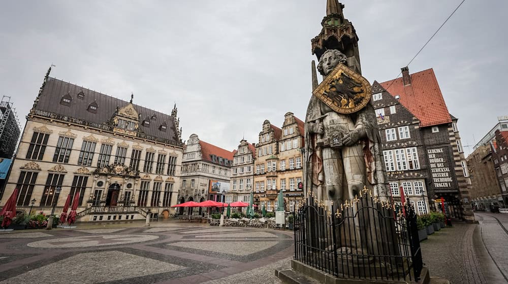 Ein bewölkter Himmel und Regen wartet heute auf Niedersachsen und Bremen (Symbolbild). / Foto: Focke Strangmann/dpa