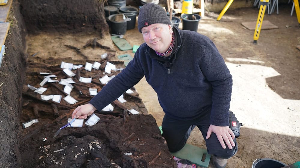 Archäologe Harald Lübke beschäftigt sich mit dem Toten aus dem Duvenseer Moor. (Archivbild) / Foto: Marcus Brandt/dpa