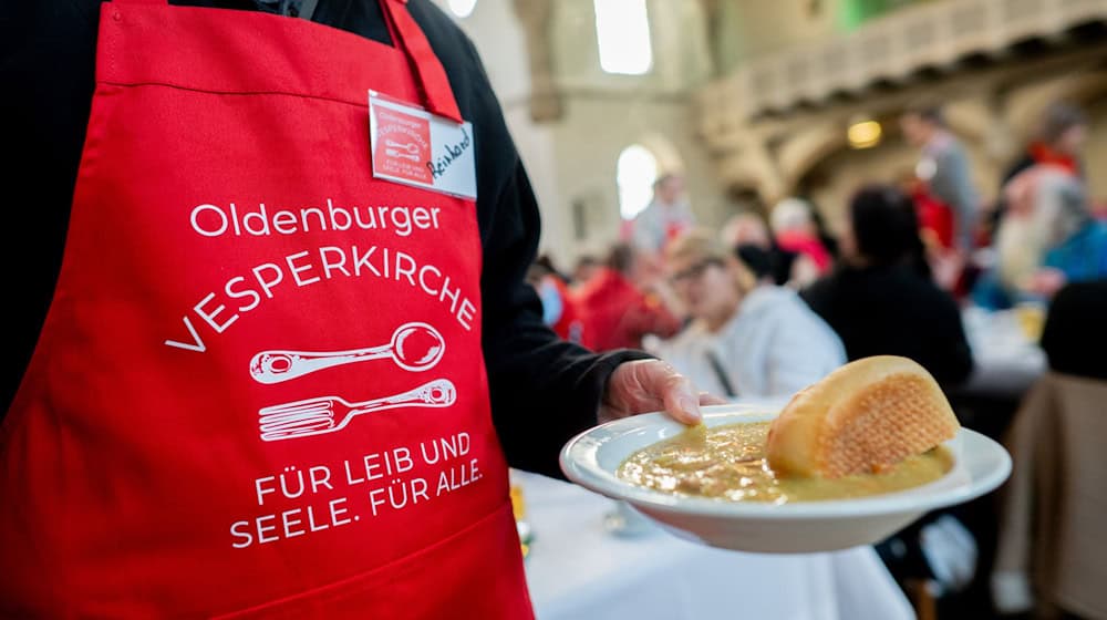 Im vergangenen Jahr ließen es sich zahlreiche Gäste in der Vesperkirche schmecken. (Archivbild) / Foto: Hauke-Christian Dittrich/dpa