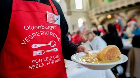 Im vergangenen Jahr ließen es sich zahlreiche Gäste in der Vesperkirche schmecken. (Archivbild) / Foto: Hauke-Christian Dittrich/dpa