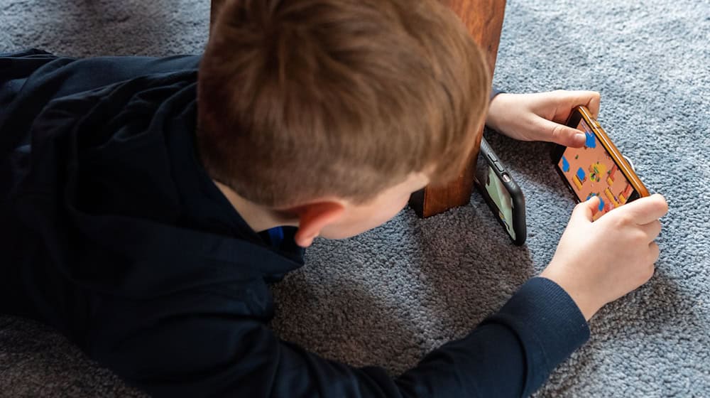 Viele Spiele enthalten Mechanismen, die gerade Kinder und Jugendliche zu weiteren Käufen animieren sollen. (Symbolbild) / Foto: Robert Michael/dpa-Zentralbild/dpa