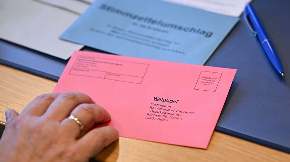 Wer falsche Briefwahlunterlagen erhalten hat, soll sich bei seiner Gemeinde melden. (Symbolbild)  / Foto: Jens Kalaene/dpa