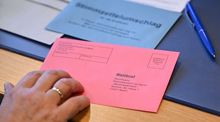 Wer falsche Briefwahlunterlagen erhalten hat, soll sich bei seiner Gemeinde melden. (Symbolbild)  / Foto: Jens Kalaene/dpa