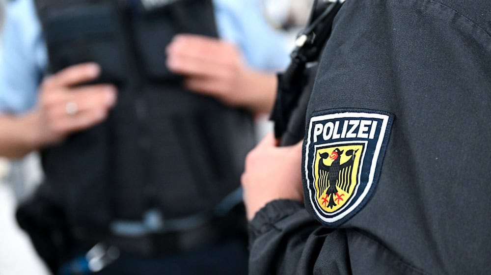 Bundespolizisten nehmen den kleinen Ausreißer in Uelzen in ihre Obhut. (Archivfoto) / Foto: Sven Hoppe/dpa