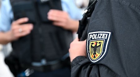 Bundespolizisten nehmen den kleinen Ausreißer in Uelzen in ihre Obhut. (Archivfoto) / Foto: Sven Hoppe/dpa