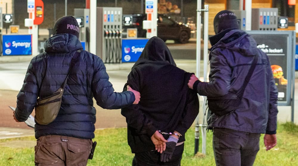 Nach einer Verfolgungsfahrt auf der Autobahn 7 hat die Polizei drei mutmaßliche Geldautomatensprenger festgenommen. / Foto: JOTO/dpa