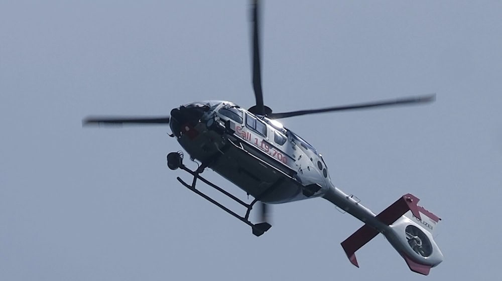 Die Polizei hatte die flüchtigen Einbrecher schließlich aus der Luft erspähen können. (Symbolbild) / Foto: Sebastian Willnow/dpa