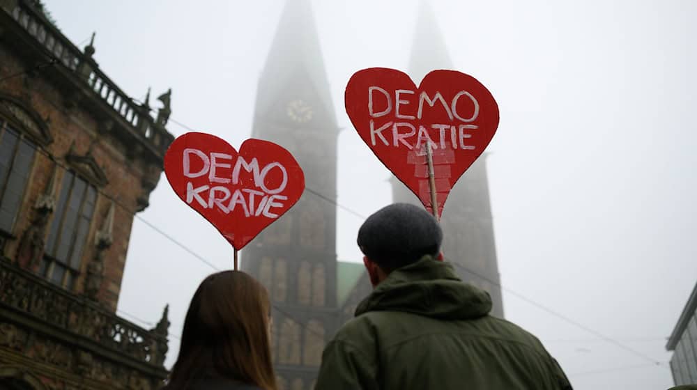 Bundesweit gehen aktuell Menschen auf die Straßen, um gegen Rassismus und für mehr Weltoffenheit zu demonstrieren.  / Foto: Izabela Mittwollen/dpa