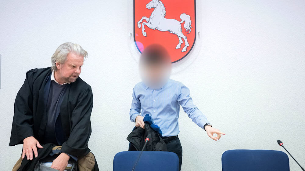 Nach den Skandalen rund um die Elsflether Werft nähert sich der Prozess gegen einen 36-Jährigen (r.) vor dem Landgericht Oldenburg dem Ende. (Archivbild) / Foto: Sina Schuldt/dpa