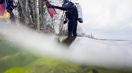 Taucher der Zentralen Polizeidirektion Hannover hoffen auch neue Hinweise, um die Tote identifizieren zu können. / Foto: Julian Stratenschulte/dpa