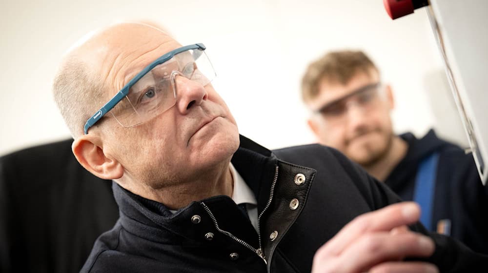 Bundeskanzler Olaf Scholz (SPD, l.), Spitzenkandidat seiner Partei für die Bundestagswahl, hat sich bei einem Besuch der Lloyd Werft in Bremerhaven auch die  Ausbildungswerkstatt angesehen.  / Foto: Sina Schuldt/dpa