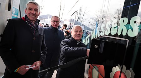 Bundeskanzler Olaf Scholz (SPD) hat die erste Wasserstofftankstelle in Bremerhaven eröffnet.  / Foto: Focke Strangmann/dpa