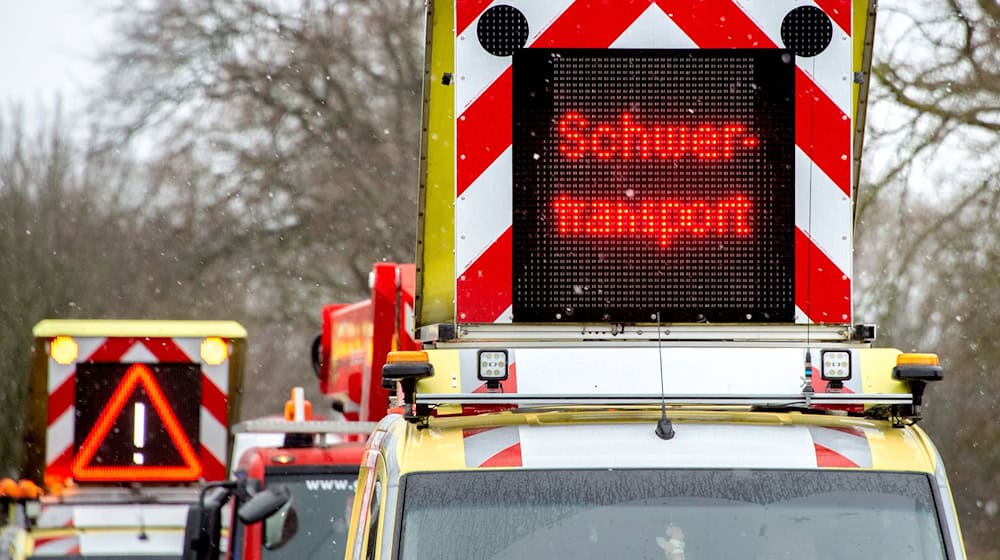 Der Schwertransport blieb in einer Kurve der Ortsdurchfahrt stehen. (Symbolbild) / Foto: Hauke-Christian Dittrich/dpa