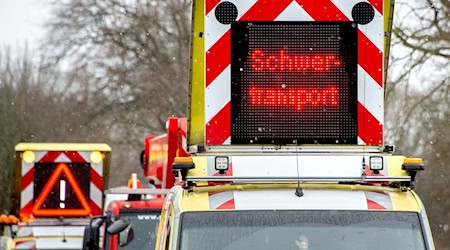 Der Schwertransport blieb in einer Kurve der Ortsdurchfahrt stehen. (Symbolbild) / Foto: Hauke-Christian Dittrich/dpa