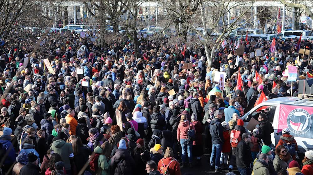 Viele Menschen in Göttingen demonstrierten gegen einen Querdenker-Aufmarsch.   / Foto: Stefan Rampfel/dpa