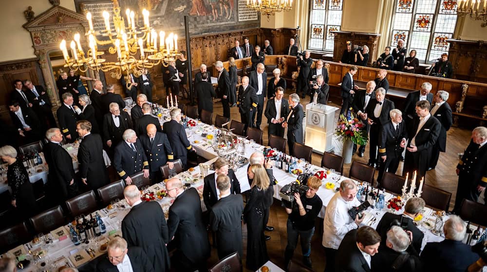 Im Bremer Rathaus haben sich rund 300 Menschen zur traditionsreichen Schaffermahlzeit getroffen. Darunter war als Ehrengast Nordrhein-Westfalens Ministerpräsident Hendrik Wüst (CDU).  / Foto: Sina Schuldt/dpa